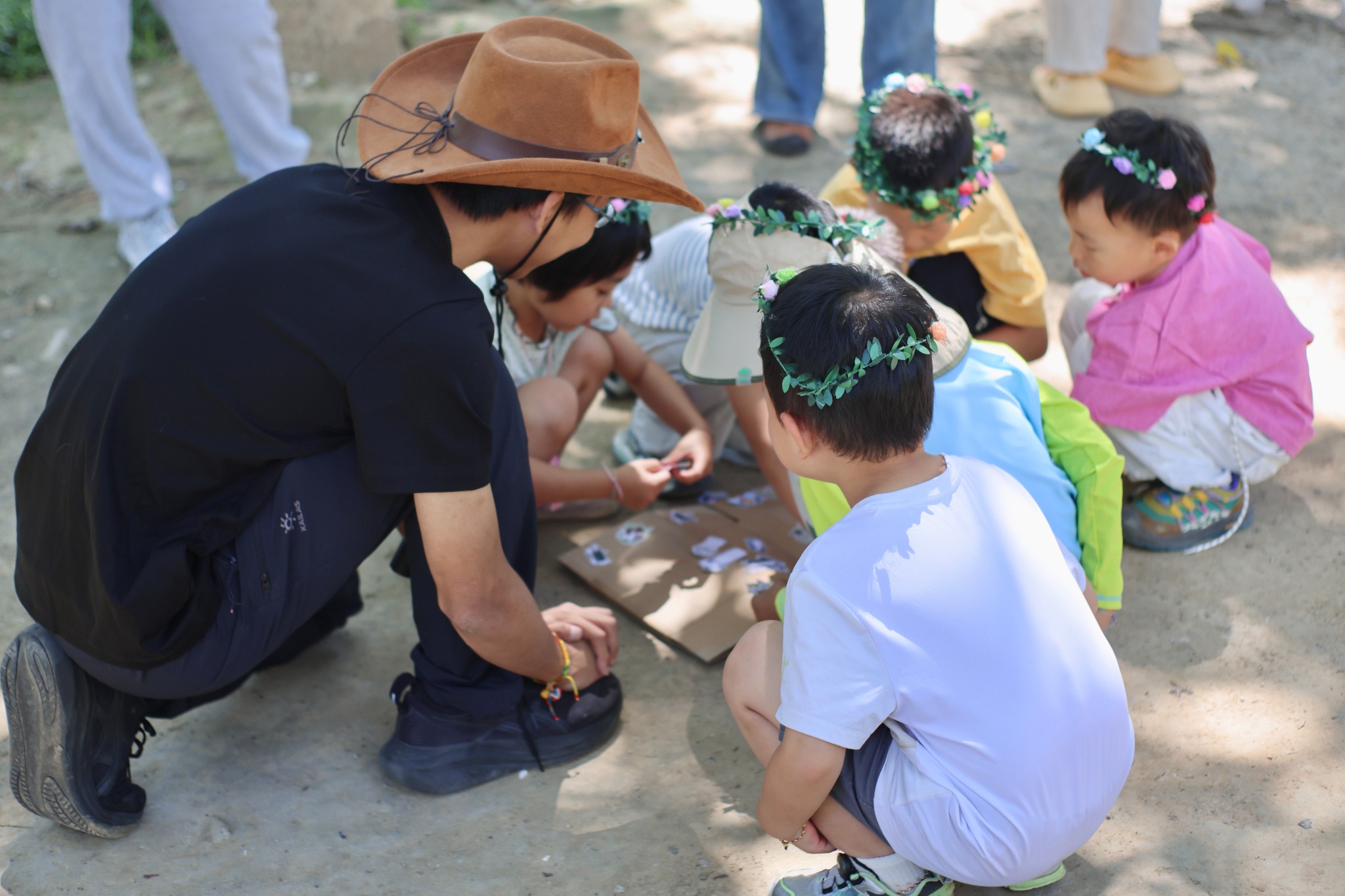 孩子们在公园里观察植物和昆虫